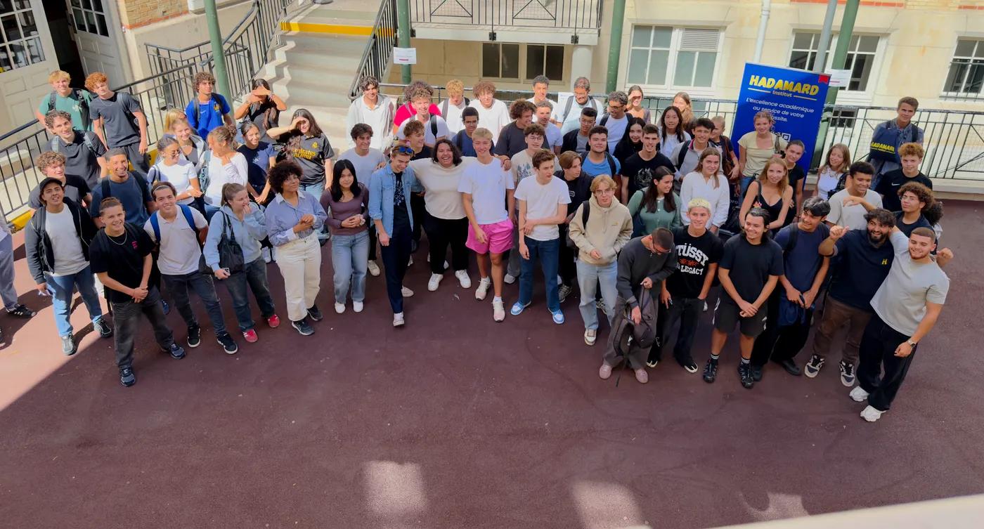 Session de stage de pré-rentrée Hadamard : les stagiaires réunis dans la cour de Carcado-Saisseval